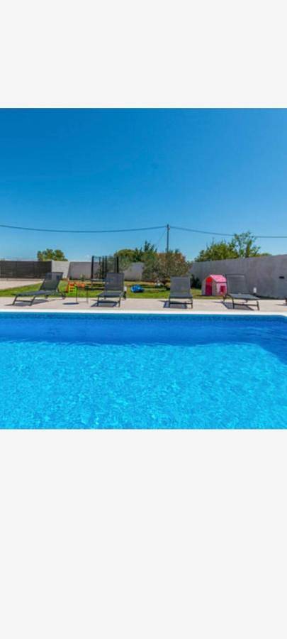 Villa pour 6 personnes, avec jardin ainsi que piscine et terrasse à Biograd na Moru
