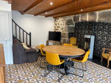 Location de vacances pour 6 personnes, avec terrasse à Curières