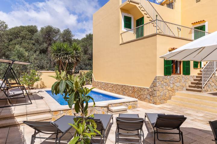 Vacation Home “Calamar 7” with Sea and Mountain View, Rooftop Terrace, Garden & Wifi in Portocolom, Felanitx