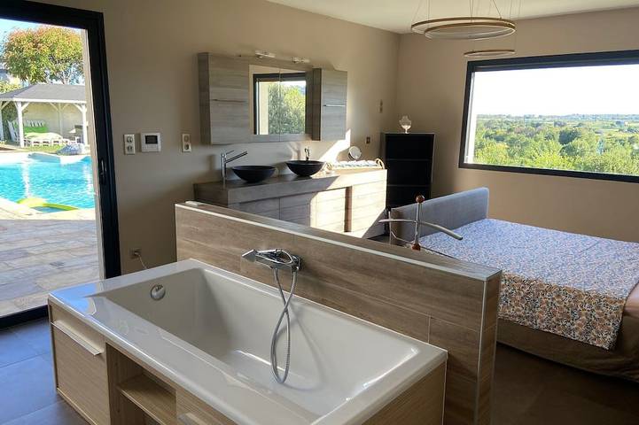 Moderne Luxusvilla mit beheiztem Pool, Whirlpool und atemberaubender Aussicht in Pézenas, Mittelmeerküste (Frankreich)