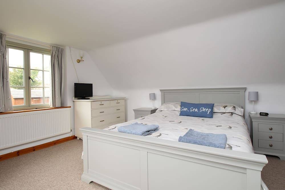 Forge Cottage, pet friendly, with a garden in West Lulworth in Lulworth Cove, Dorset