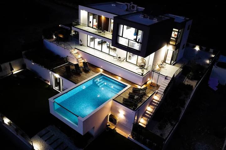 Villa for 10 personer, med jacuzzi og hage i Split-Dalmatia