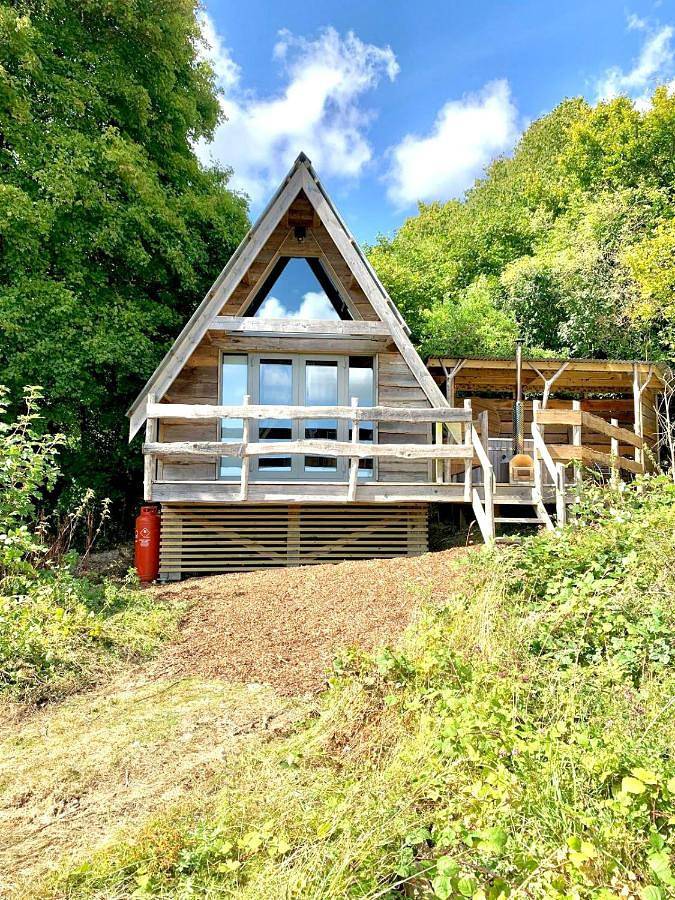 Lodge for 2 people, with hot tub and garden as well as balcony in Kent