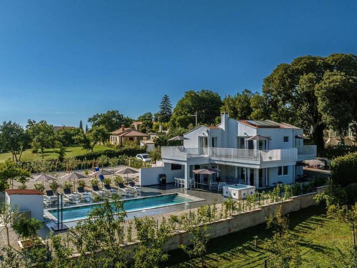 Ferienhaus für 8 Personen, mit Whirlpool und Terrasse sowie Pool in Sinožići