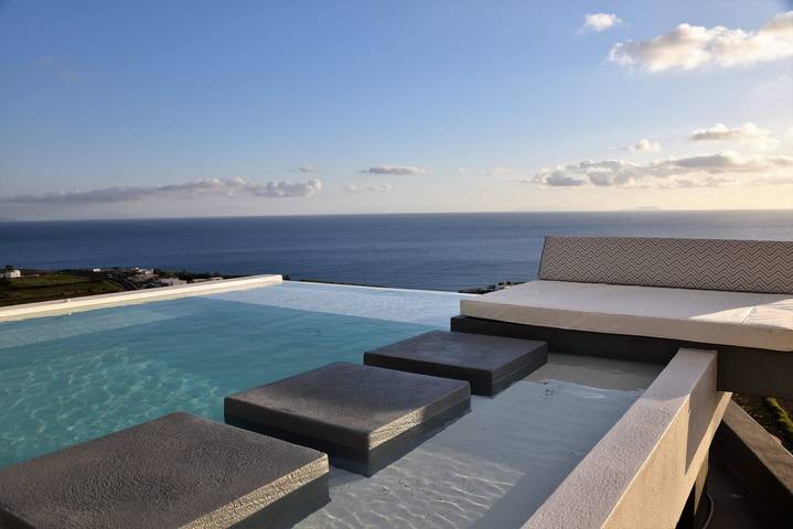 Villa para 4 pessoas, com jardim e terraço e ainda vista para o mar em Santorini