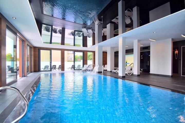 Ośrodek wypoczynkowy dla 4 osób, z Balkon i Jacuzzi oraz Taras i Basen w Mielno
