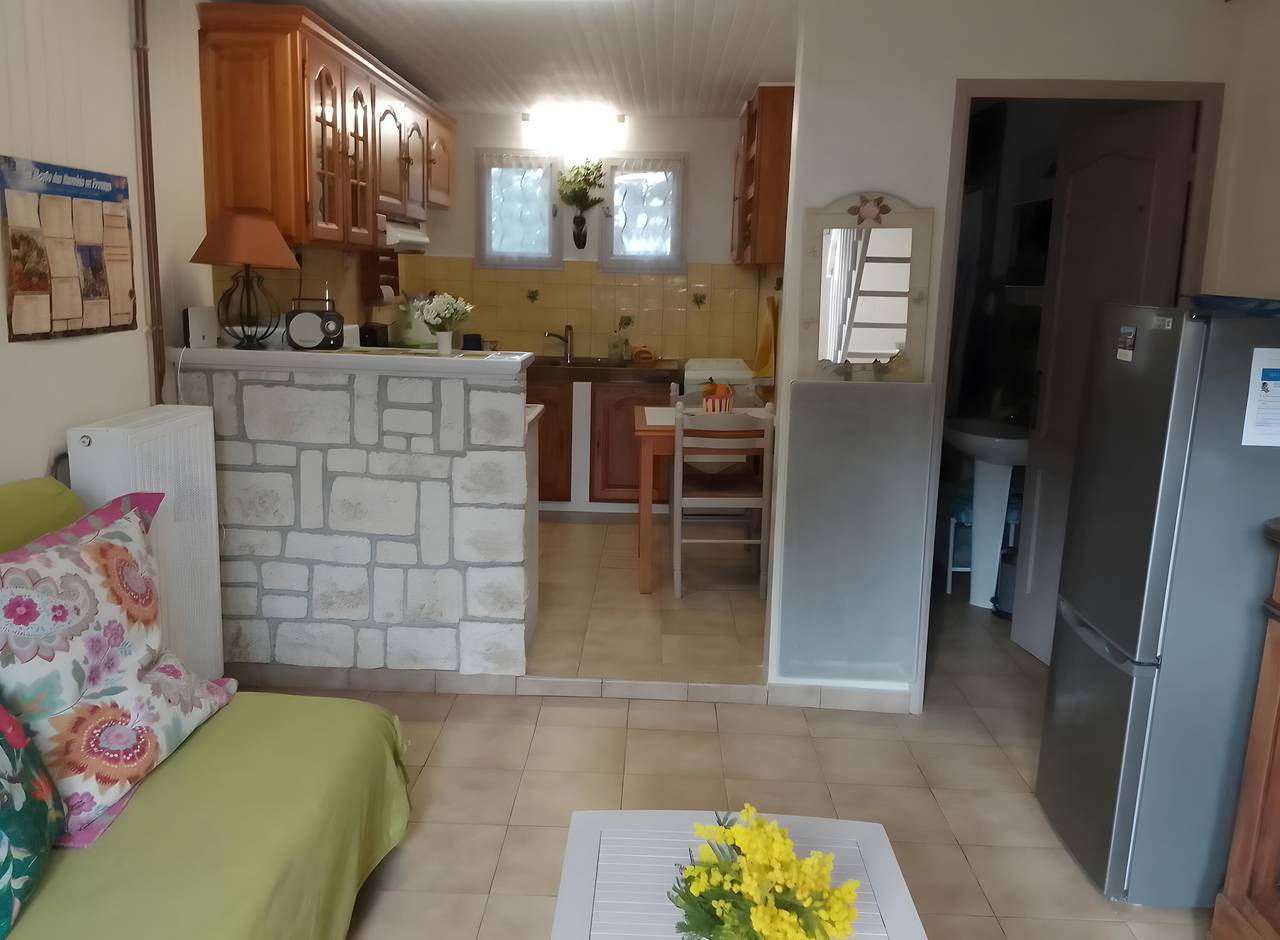Studio entier, Studio « Le Petit Mas des Pins » avec piscine partagée, Wi-Fi et climatisation in Eygalières, Région d'Arles