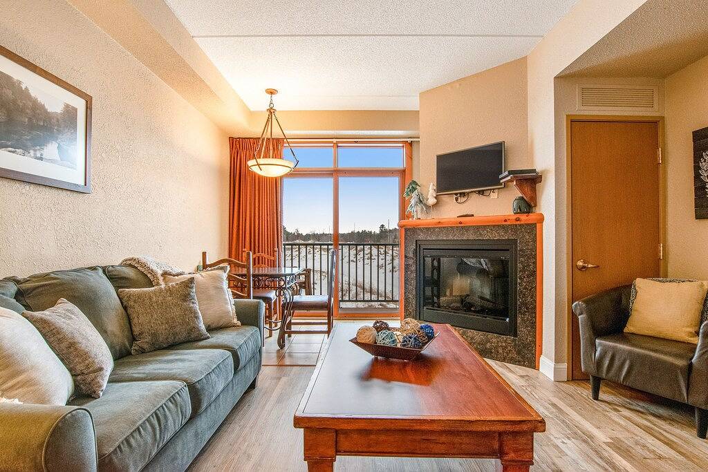 Ganze Wohnung, Golf-front modern condo with fireplace, balcony, & golf course views in Wisconsin Dells, Adams County (WI)
