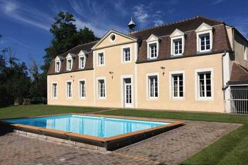 Gîte pour 14 personnes, avec jacuzzi ainsi que jardin et terrasse à Saint-Georges-sur-Baulche
