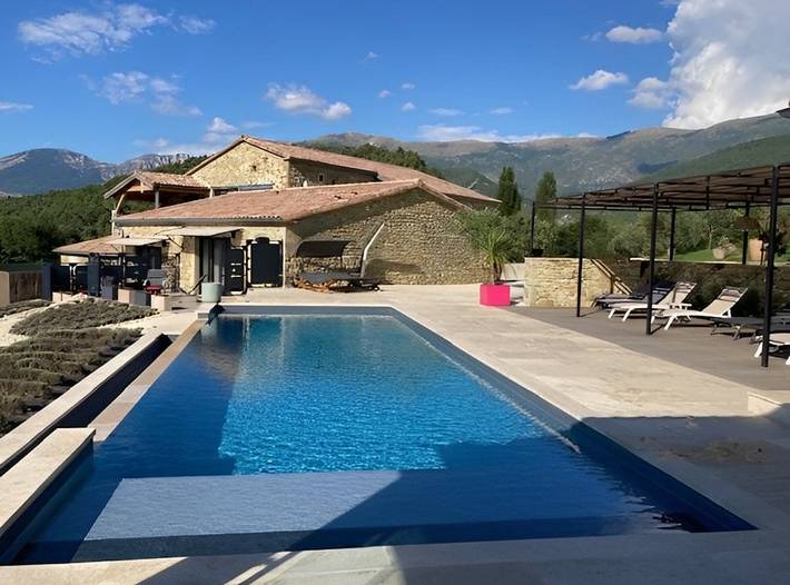 Cottage pour 2 personnes, avec jacuzzi ainsi que piscine et jardin à Crupies