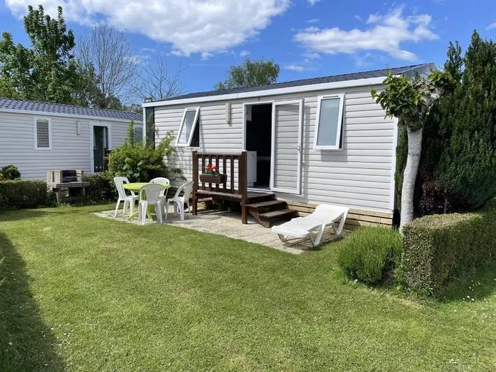 Camping pour 5 personnes, avec bassin pour enfant ainsi que terrasse et piscine, animaux acceptés