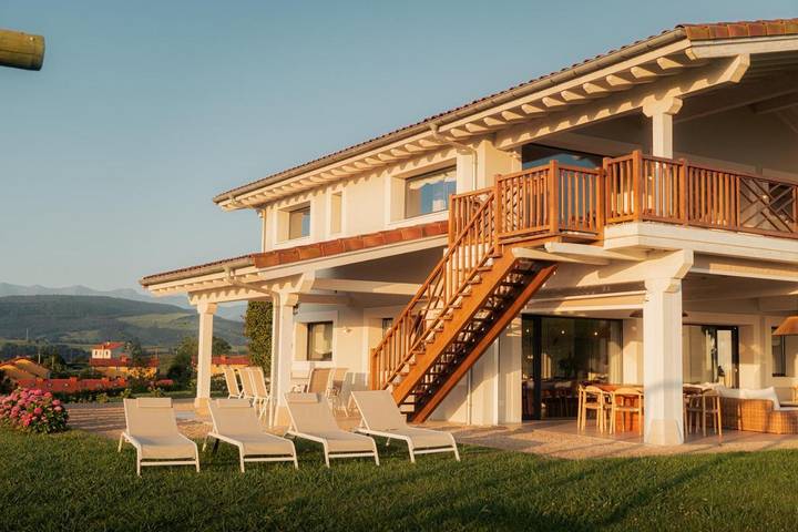 Villa für 19 Personen, mit Pool und Ausblick sowie Garten, mit Haustier - 1
