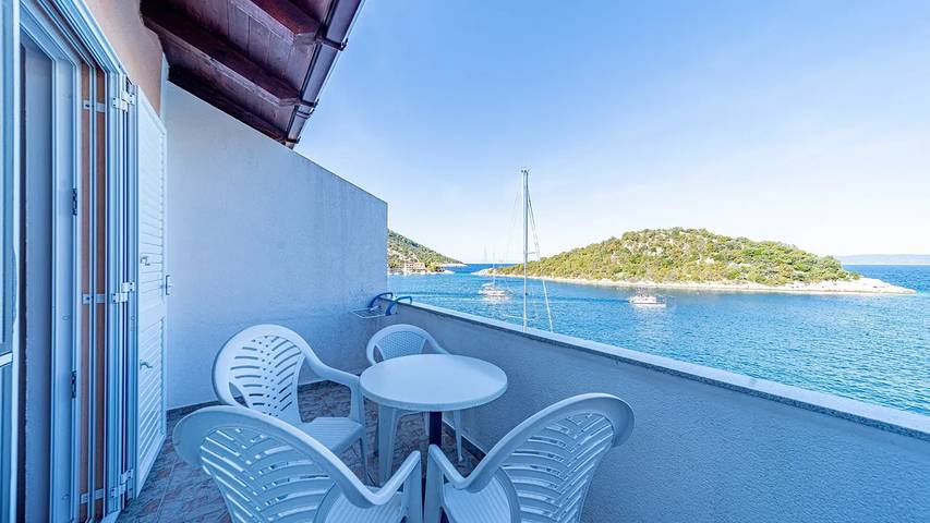 Gîte pour 4 personnes, avec terrasse dans Lastovo