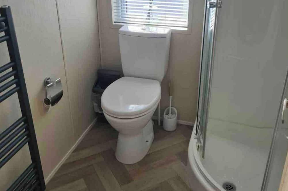 Fable Lodge - Lakeside lodge with sunken hot tub at Tattershall Lakes in Tattershall, Lincolnshire