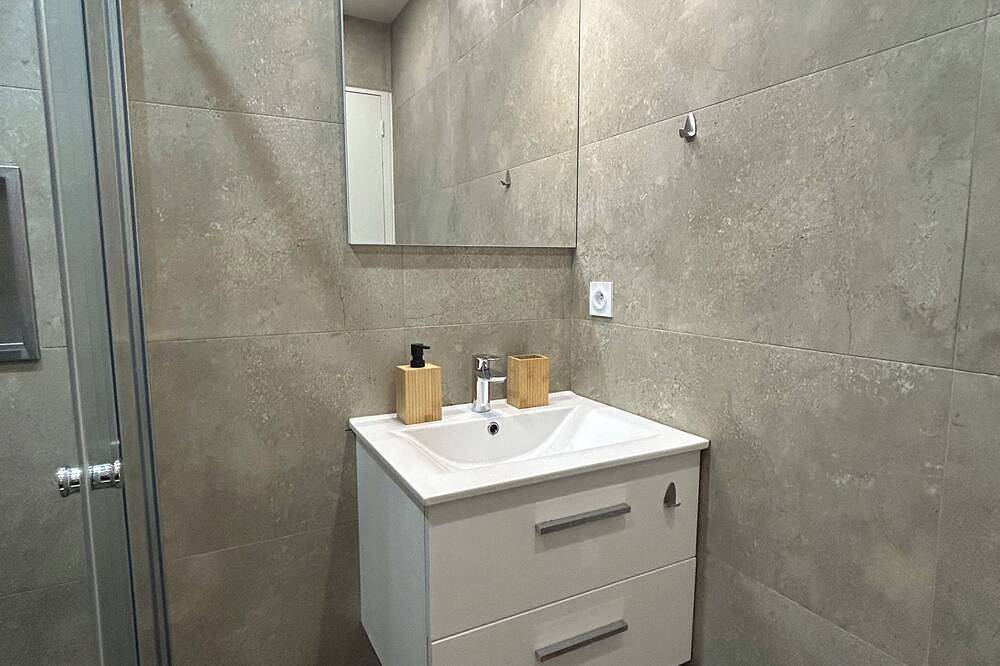 Apartamento entero, Air-conditioned T2 with terrace, jacuzzi & parking - near Nice & Monaco in La Trinité, Costa mediterránea (Francia)