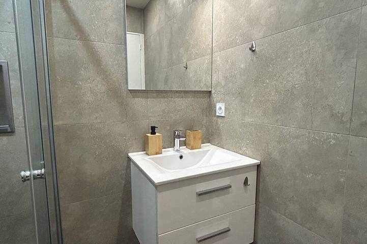 Apartamento entero, Air-conditioned T2 with terrace, jacuzzi & parking - near Nice & Monaco in La Trinité, Costa mediterránea (Francia)