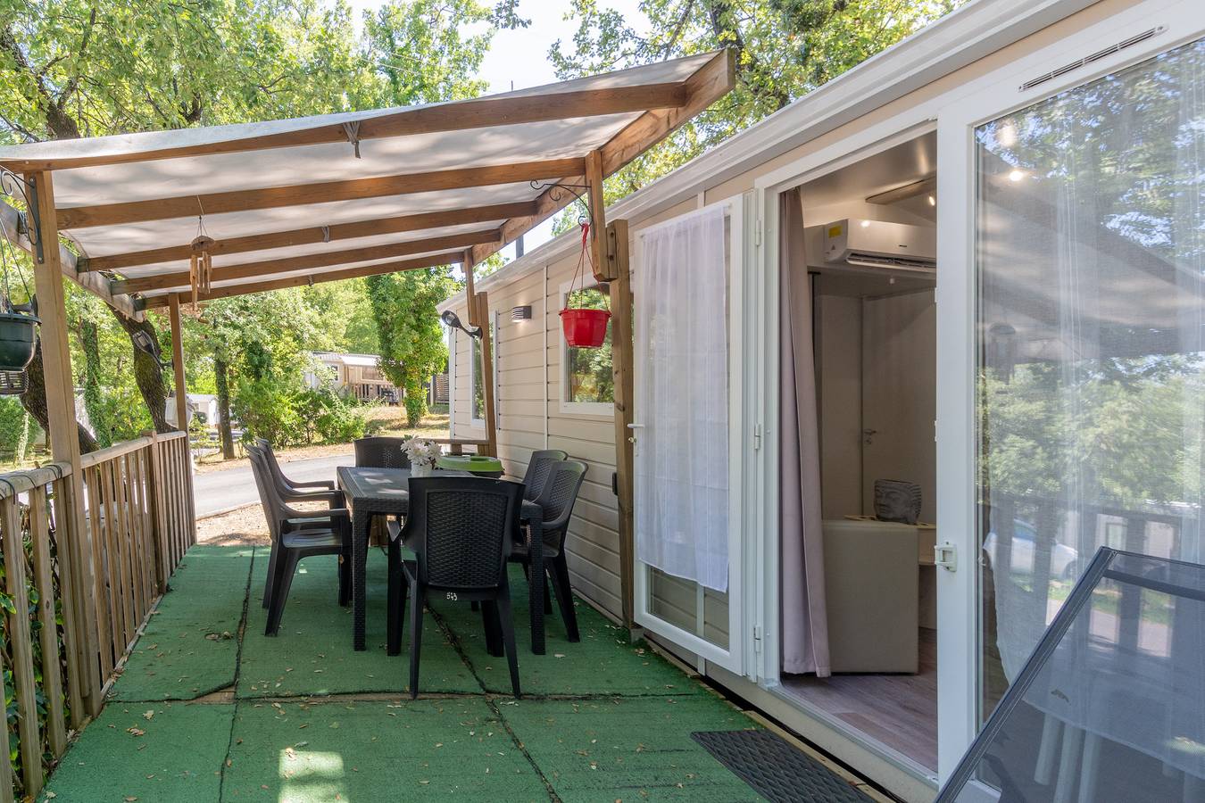 Apartamento entero, Mobilhome con piscina compartida, terraza privada y aire acondicionado in Lagorce, Ardèche