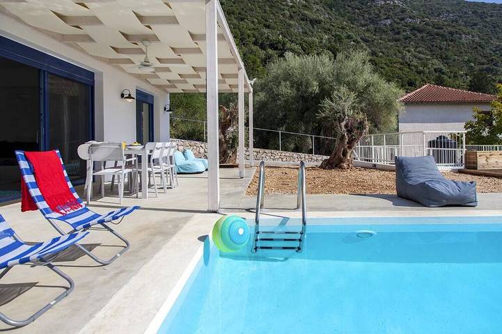 Διαμερίσματα διακοπών για 6 άτομα, με ταράτσα και κήπο στον Πόρο (Λευκάδα)