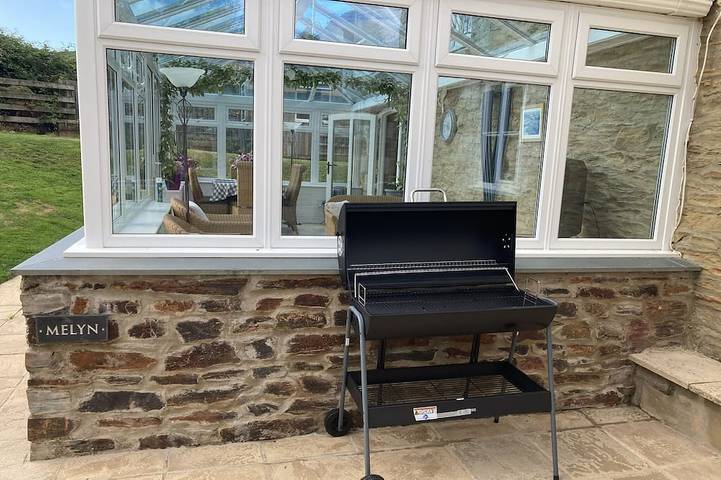 Holiday home for 11 people, with hot tub and garden as well as terrace, with pets in Cornwall