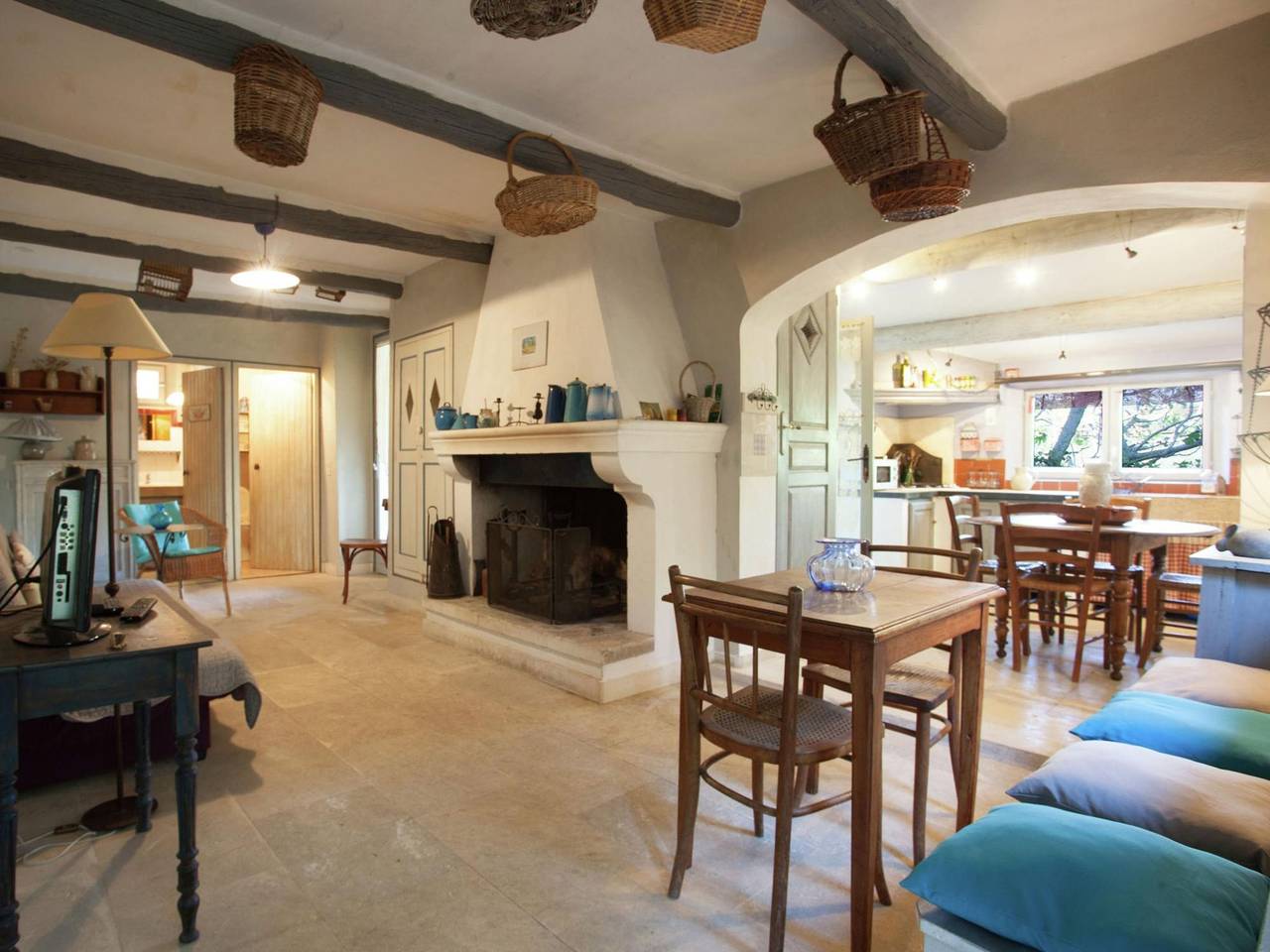 Rustic Cottage in Oppede with Shared Pool in Oppède, Regionaler Naturpark Luberon