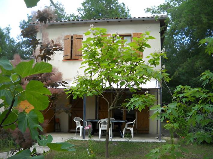 Gîte pour 4 personnes, avec piscine ainsi que terrasse et jardin