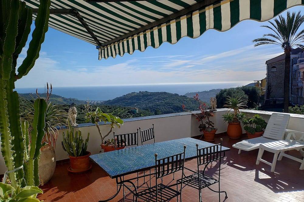 Ganze Wohnung, Malerische  Wohnung in Olivenbergdorf mit gr. Panorama-Terrasse zum Mittelmeer in Civezza, Riviera di Ponente