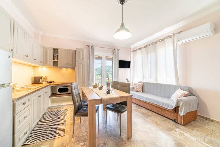 Appartement entier, Appartement "Villa Logas" près de la plage avec jardin et Wi-Fi in Peroulades, Corfou