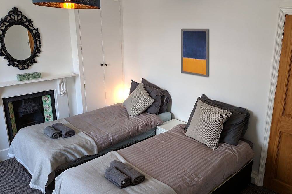 Victoria House Exeter - Sleeps 10 People in Exeter, Devon