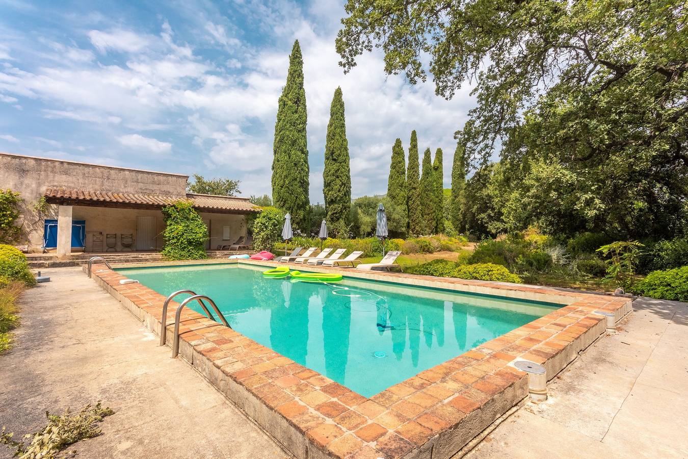 Maison de vacances « Grand Mas Provençal - 9 ch - 18 pers » avec vue montagne, piscine privée et Wi-Fi in La Farlède, Côte méditerranéenne (France)