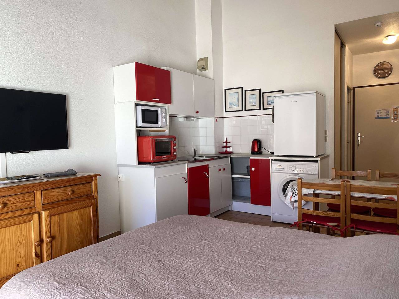 Entire studio, Charming Studio with Terrace, Parking, 15min Walk to Thermal Baths in Balaruc-les-Bains, Mediterranean Coast (France)