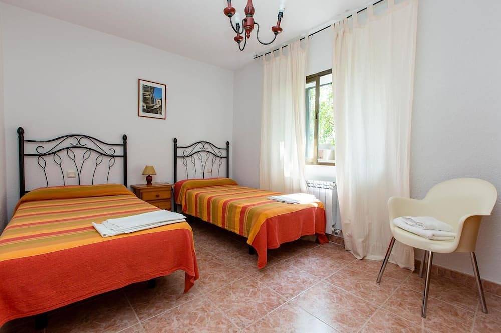 Entire apartment, Self catering Amatalasviñas for 5 people in Piedralaves, Ávila Region
