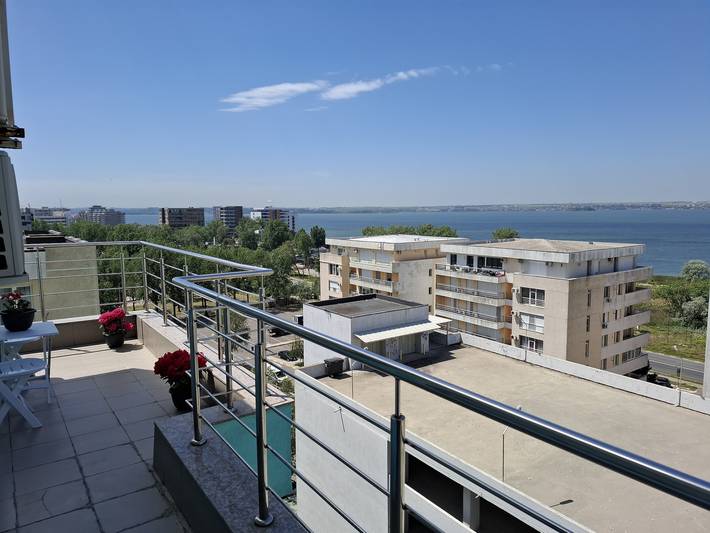 Location de vacances pour 4 personnes, avec balcon ainsi que vue sur l’océan et vue sur le lac en Roumanie
