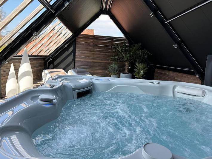 Location de vacances pour 2 personnes, avec terrasse et jacuzzi ainsi que piscine et sauna à Celles (Hainaut) - 4