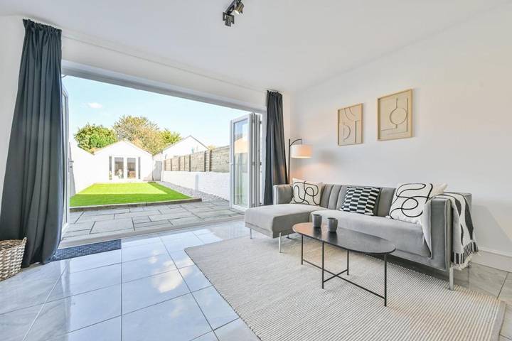 Bed and breakfast for 6 people, with garden in Cardiff