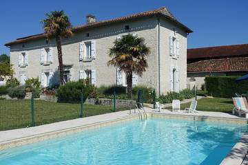 Gîte pour 10 personnes, avec jardin, animaux acceptés à Palluaud