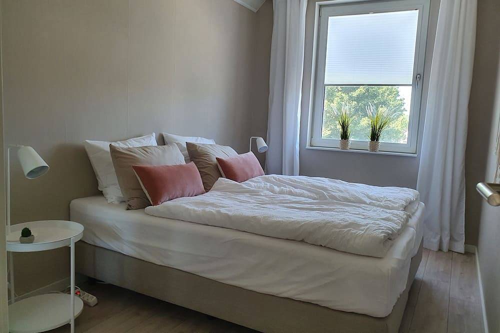 Vacation home on the water with boat, airco, sauna, bike, Sup and Bbq in Heeg, IJsselmeer