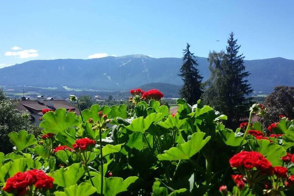 Entire apartment, Appartement with beautiful view and balcony by Tamanhof in St. Georgen, Bruneck