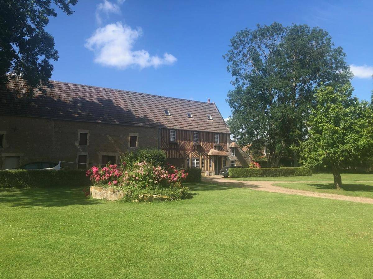 Four-Bedroom House in Saint-Martin-des-Marais, Région de Caen