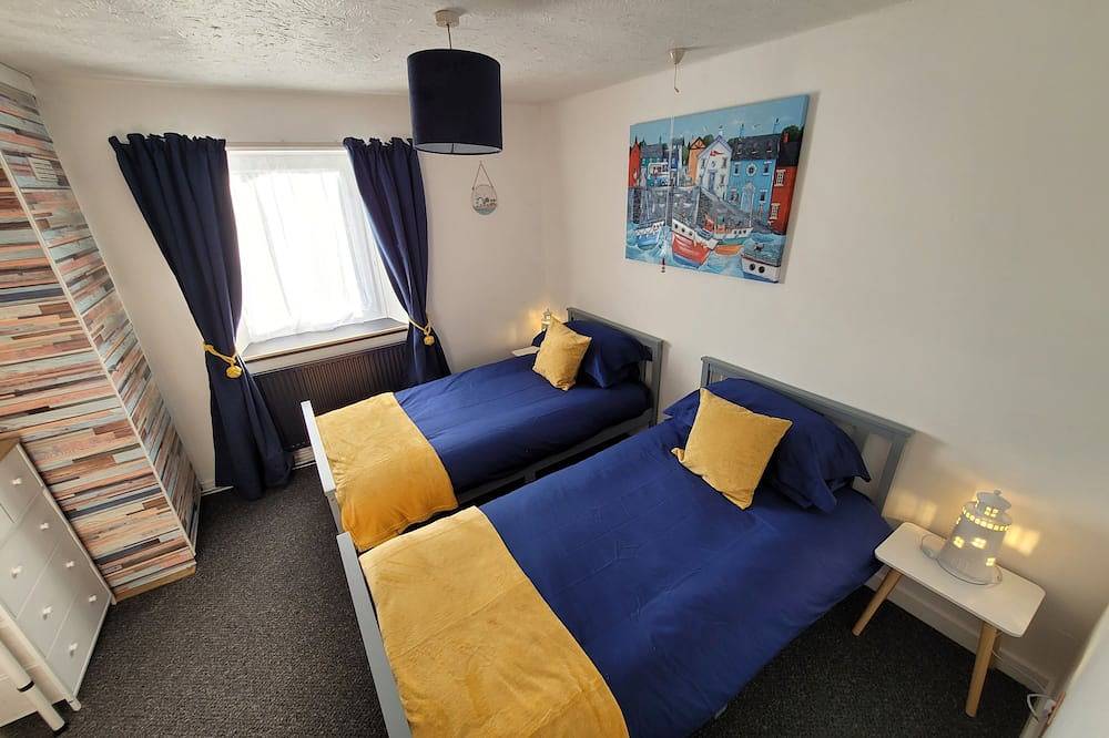 Comfortable character cottage with small garden on smallholding. Pets welcome. in Narberth, Pembrokeshire