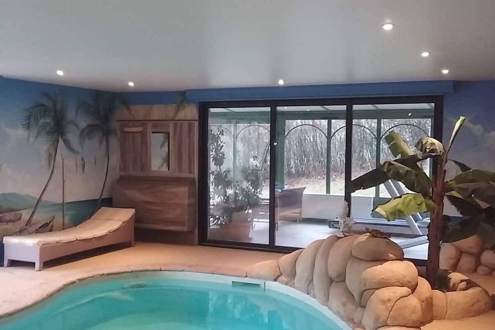 Gîte Exceptionnel Piscine Intérieure et Jacuzzi, Fitness, Billard, Pétanque ! in La Bourboule, Parc naturel régional des Volcans d'Auvergne