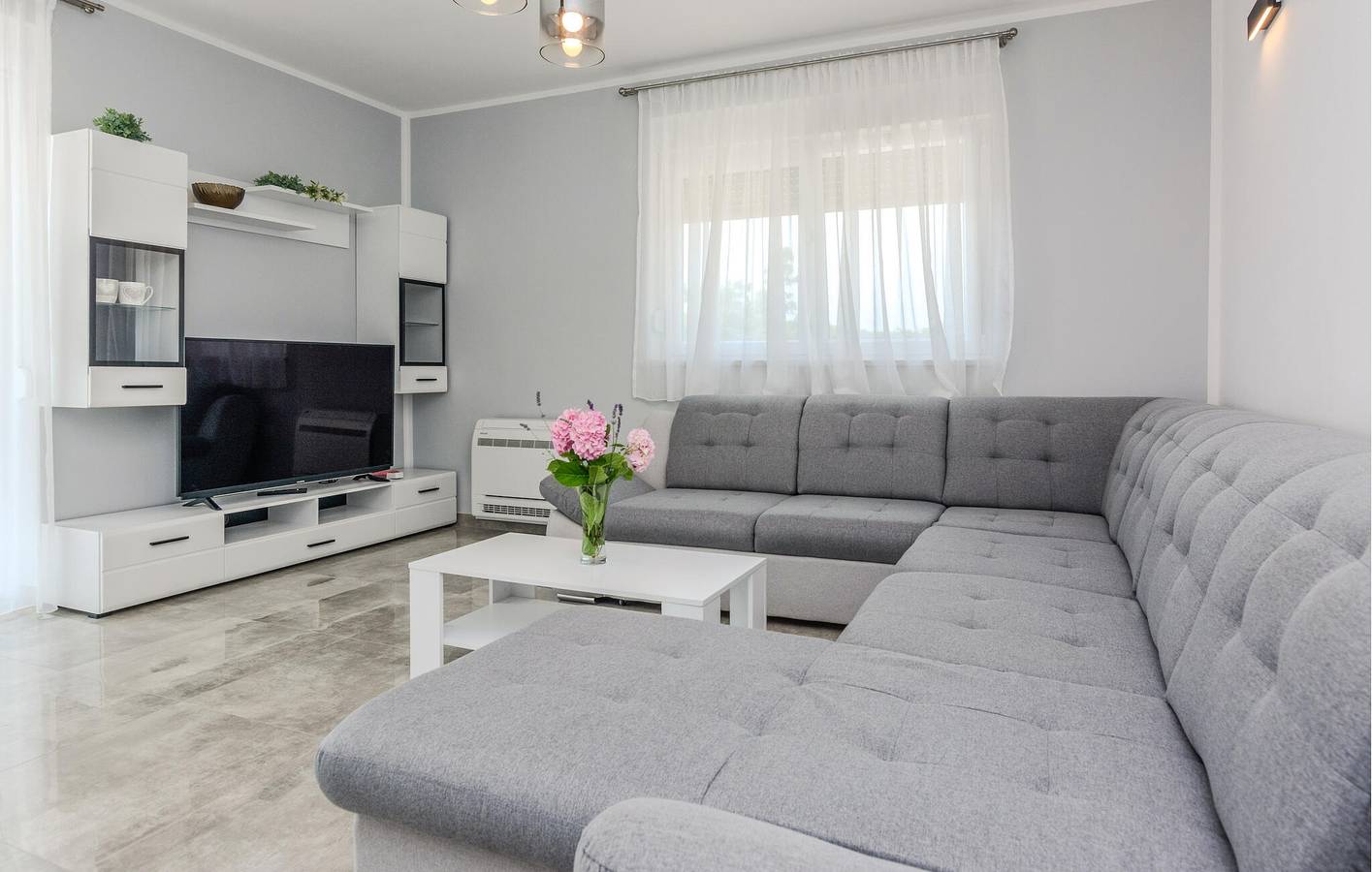 Charmante 2-Zimmer-Wohnung mit Pool und Terrasse, 1,5 km von Posedarje entfernt in Novigradsko More, Zadar