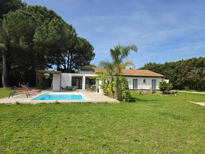 Location de vacances pour 12 personnes, avec Terrasse et Jardin ainsi que Piscine et Vue à Montescot