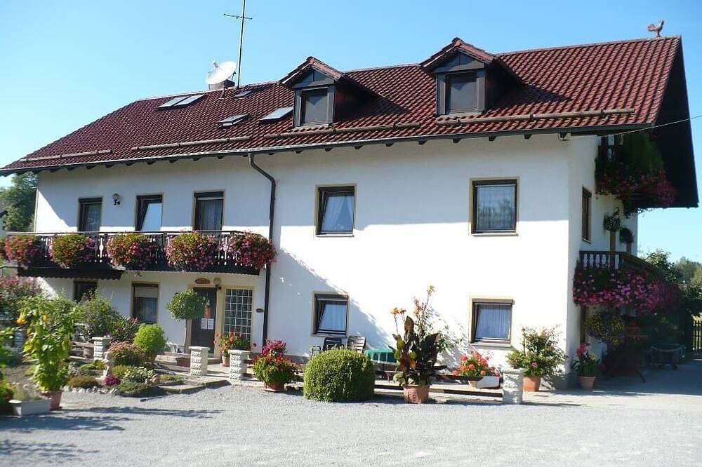 Entire apartment, Casa rústica de madera (37 m2) en el triángulo del spa con terraza. in Bad Griesbach im Rottal, Eastern Bavaria