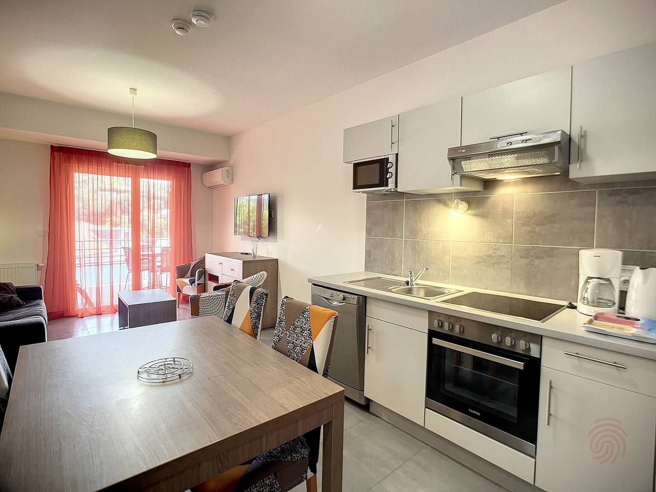 Appartement entier, Bel F2 climatisé, terrasse, parking, à 50m des Thermes de Lamalou-les-Bains, animaux acceptés in Lamalou-les-Bains, Région de Béziers