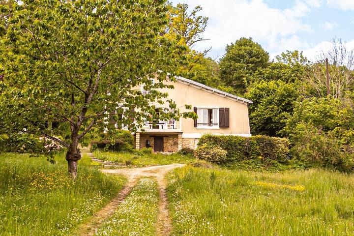 Location de vacances pour 10 personnes, avec Balcon et Terrasse ainsi que Jardin et Vue à Jouy-le-Moutier