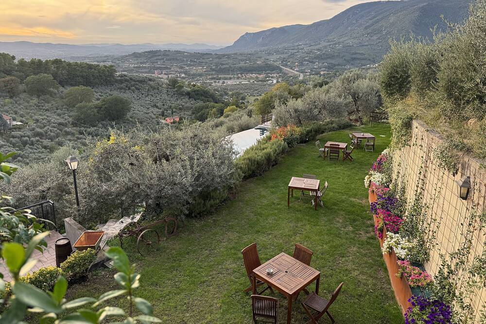Villa mit Infinity-Pool in Terni, Valnerina