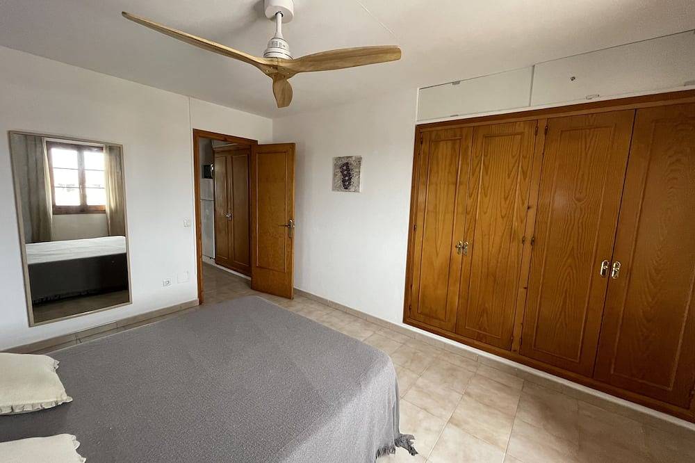 Entire apartment, Mitjaneta - Apartamento con Piscina in Cala Blanes, Ciutadella