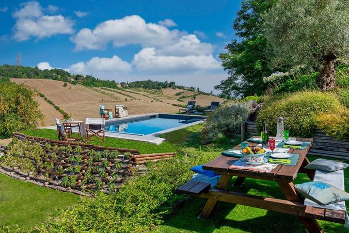 Casa vacanza per 6 persone, con panorama e piscina nonché giardino, con animali domestici a Bologna