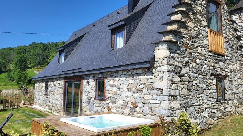 Hotel for 4 people, with garden and hot tub - 1