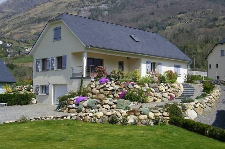 Location de vacances pour 10 personnes, avec terrasse et jardin à Béost